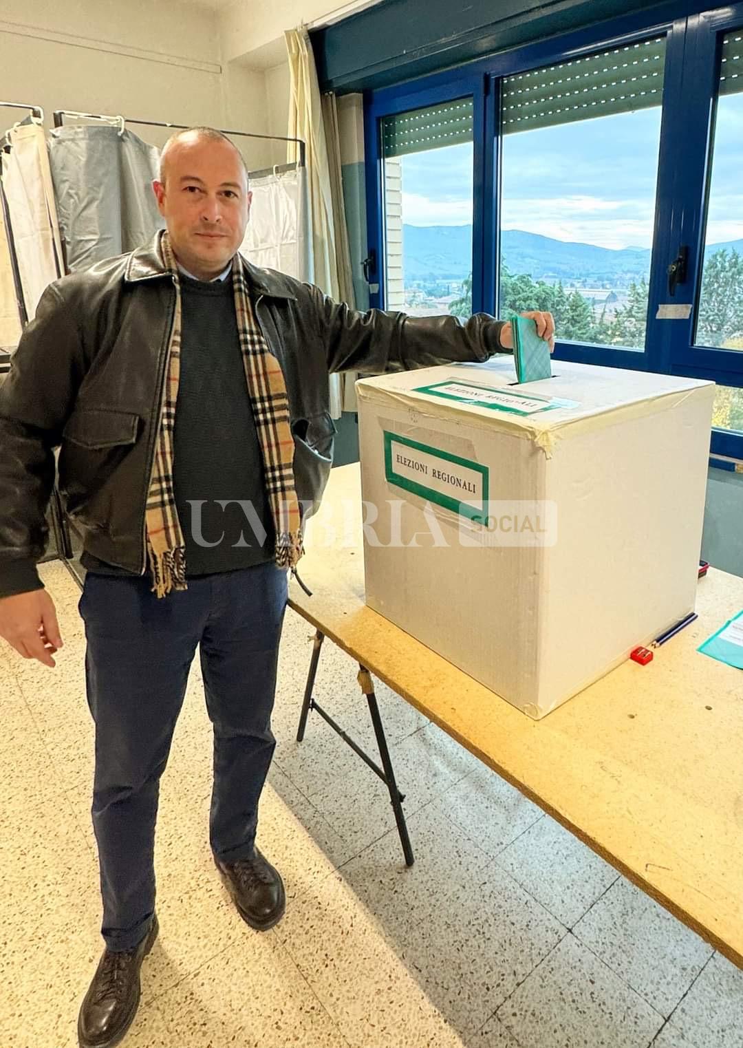 Regionali Umbria, alle 12 del 17 novembre ha votato poco meno del 10% degli aventi diritto; si sale al 30% alle 19, quasi 38% alle 23 12 Regionali Umbria, alle 12 del 17 novembre ha votato poco meno del 10% degli aventi diritto; si sale al 30% alle 19, quasi 38% alle 23 11
