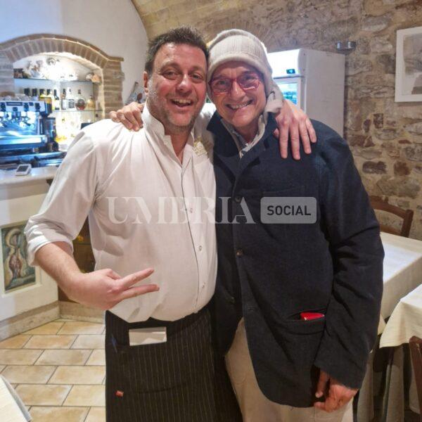 Alfonso Signorini e la sua visita in Umbria: eccolo a Spello alle prese con la raccolta delle olive 3