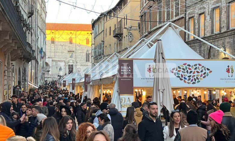 Il ritorno di Eurochocolate a Perugia è già un successo: partenza col botto e pienone di chocolover (foto) 2 Il ritorno di Eurochocolate a Perugia è già un successo: partenza col botto e pienone di chocolover (foto) 1