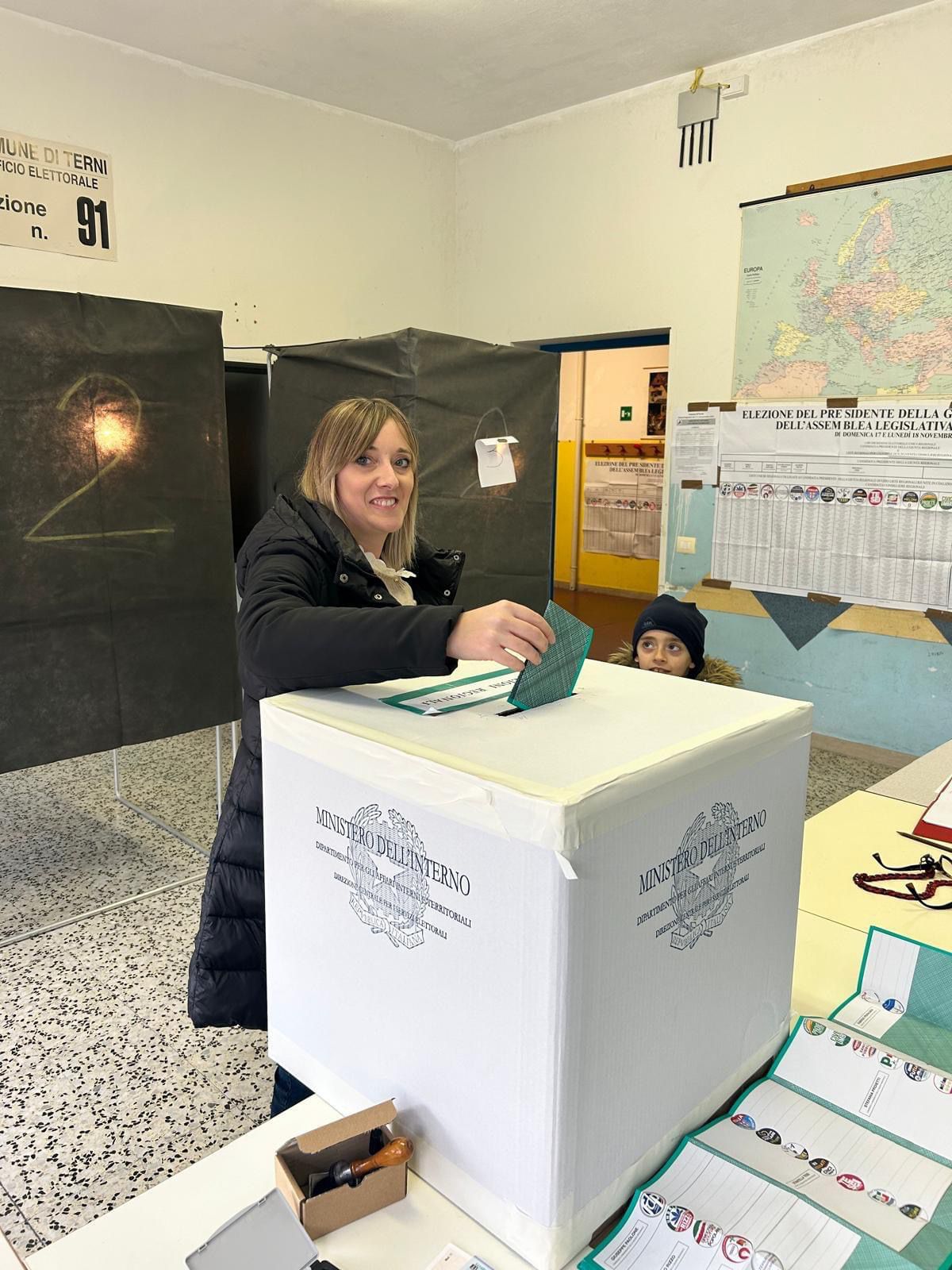 Regionali Umbria, alle 12 del 17 novembre ha votato poco meno del 10% degli aventi diritto; si sale al 30% alle 19, quasi 38% alle 23 8 Regionali Umbria, alle 12 del 17 novembre ha votato poco meno del 10% degli aventi diritto; si sale al 30% alle 19, quasi 38% alle 23 7