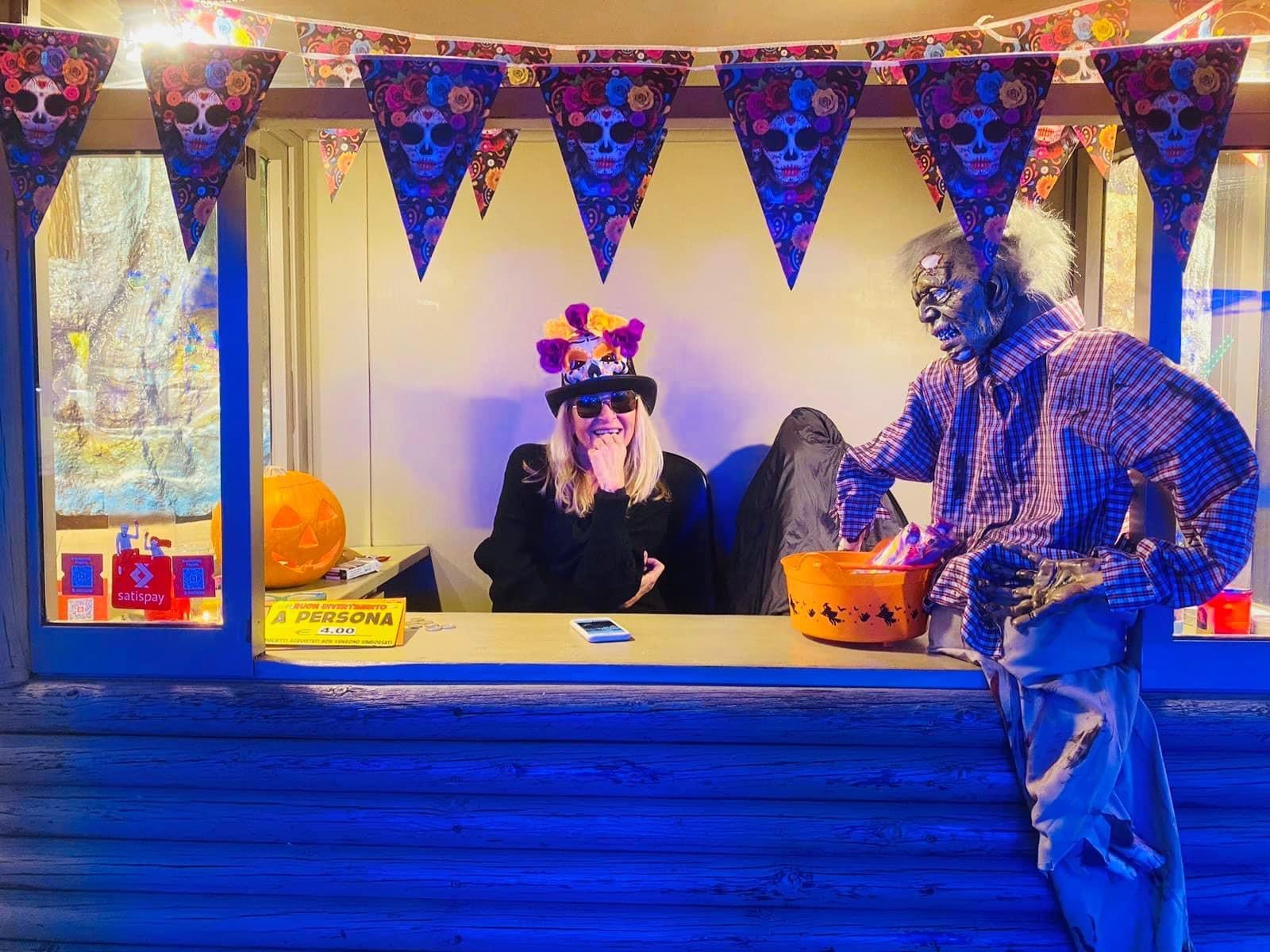Successo ai Baracconi per la notte di Halloween: e dal 1º novembre torna la Fiera dei Morti (foto) 24 Successo ai Baracconi per la notte di Halloween: e dal 1º novembre torna la Fiera dei Morti (foto) 23