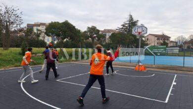 Inaugurato al Liceo Gandhi di Narni Scalo il campo removibile realizzato con gomma riciclata 24 Inaugurato al Liceo Gandhi di Narni Scalo il campo removibile realizzato con gomma riciclata 23