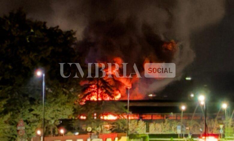 Incendio alla ex Tacconi a Santa Maria degli Angeli, domate le fiamme (foto+video) 2 Incendio alla ex Tacconi a Santa Maria degli Angeli, domate le fiamme (foto+video) 1
