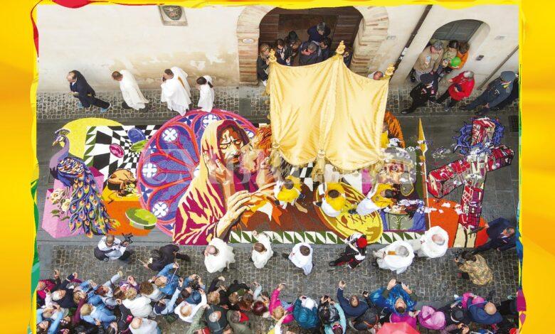 Presentato il calendario “Maestri del petalo” 2025: dodici mesi i compagnia delle Infiorate di Spello 2 Presentato il calendario “Maestri del petalo” 2025: dodici mesi i compagnia delle Infiorate di Spello 1