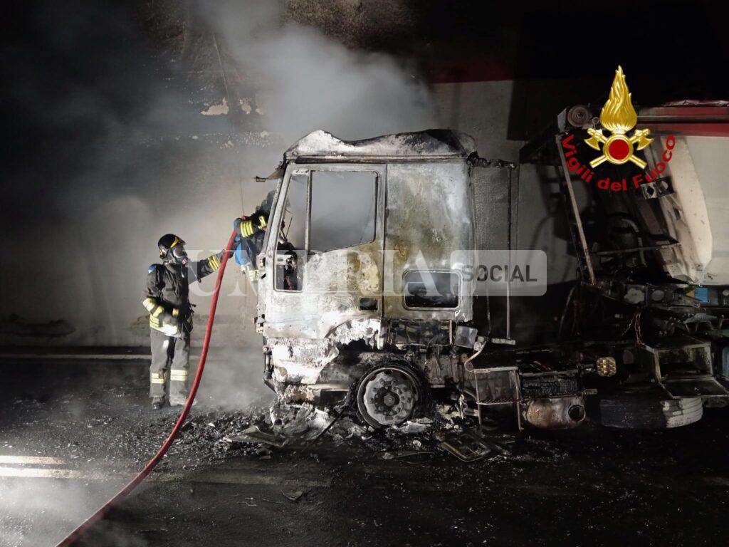 Nocera, mezzo a fuoco in galleria: intervento dei pompieri 3