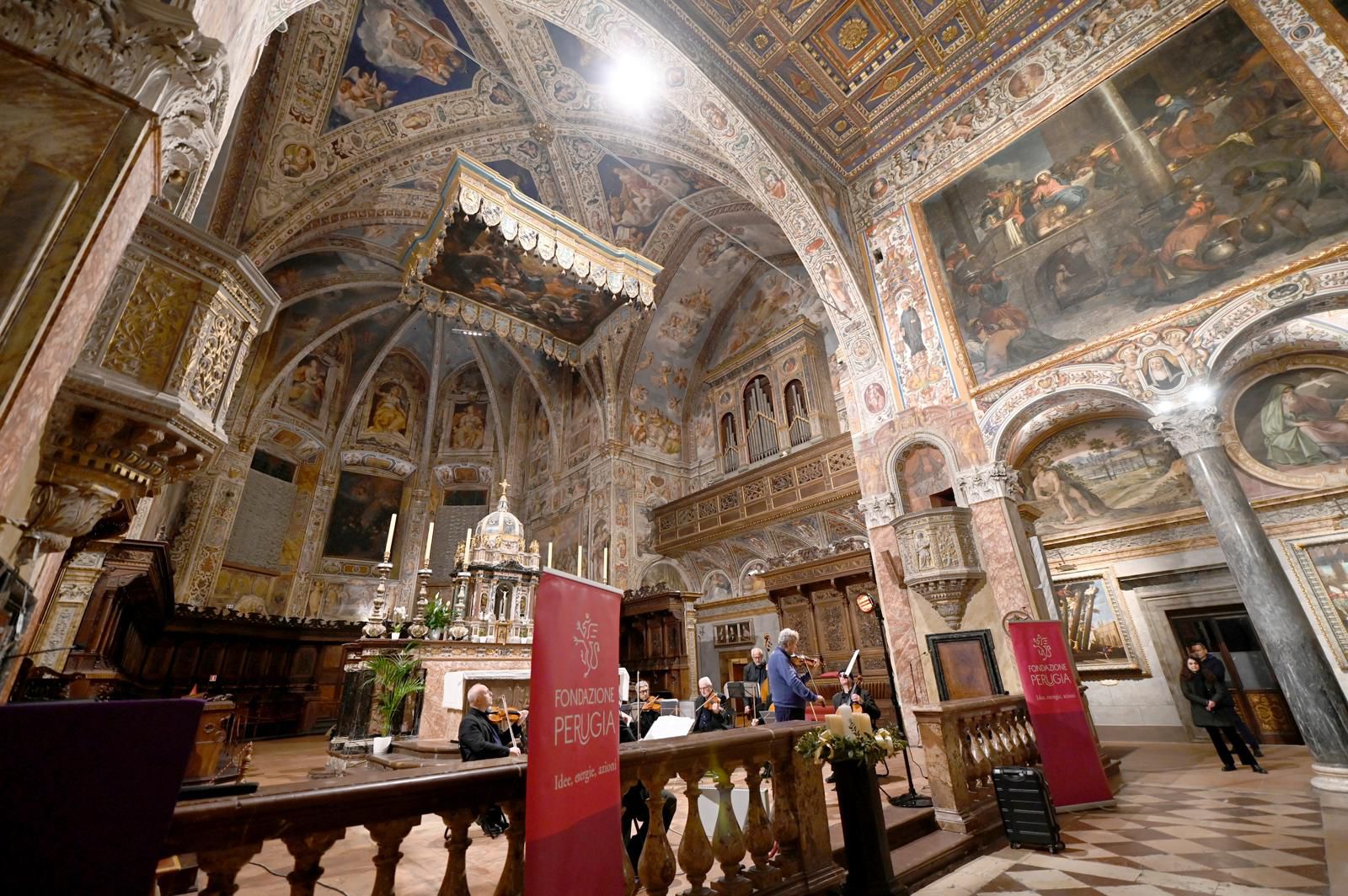 Uto Ughi e il suo amore per l’Umbria: Basilica di San Pietro gremita per il concerto del grande violinista (foto) 26 Uto Ughi e il suo amore per l’Umbria: Basilica di San Pietro gremita per il concerto del grande violinista (foto) 25