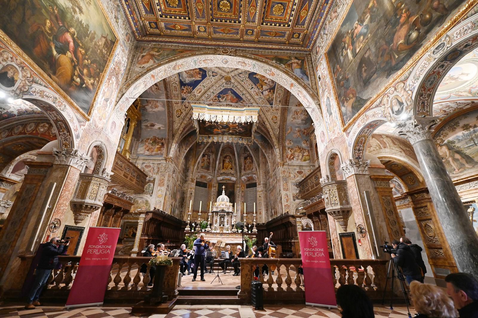 Uto Ughi e il suo amore per l’Umbria: Basilica di San Pietro gremita per il concerto del grande violinista (foto) 22 Uto Ughi e il suo amore per l’Umbria: Basilica di San Pietro gremita per il concerto del grande violinista (foto) 21