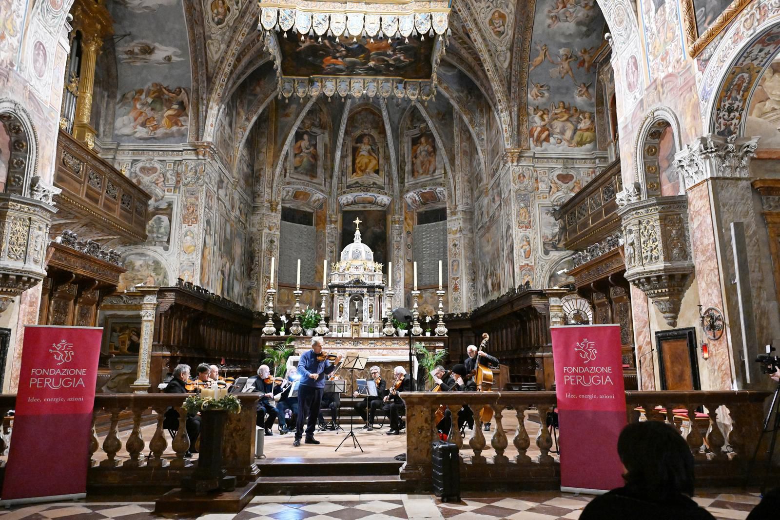 Uto Ughi e il suo amore per l’Umbria: Basilica di San Pietro gremita per il concerto del grande violinista (foto) 10 Uto Ughi e il suo amore per l’Umbria: Basilica di San Pietro gremita per il concerto del grande violinista (foto) 9
