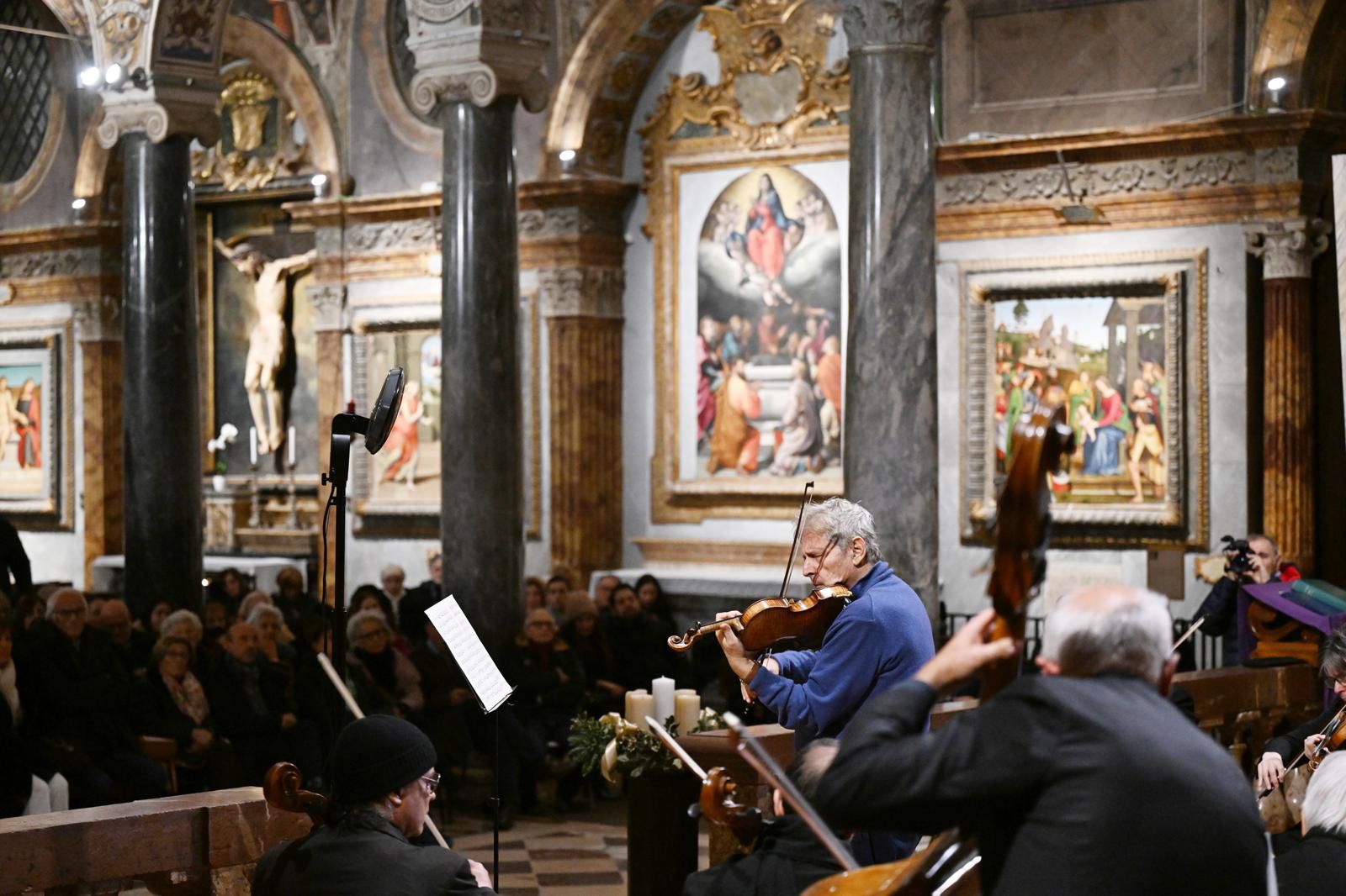 Uto Ughi e il suo amore per l’Umbria: Basilica di San Pietro gremita per il concerto del grande violinista (foto) 4 Uto Ughi e il suo amore per l’Umbria: Basilica di San Pietro gremita per il concerto del grande violinista (foto) 3