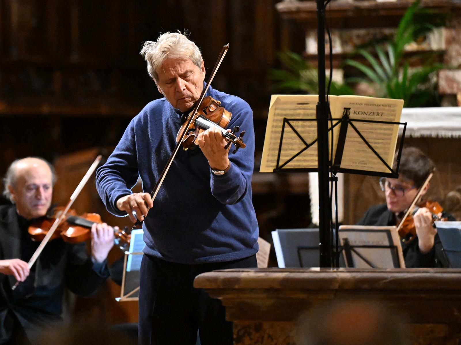Uto Ughi e il suo amore per l’Umbria: Basilica di San Pietro gremita per il concerto del grande violinista (foto) 12 Uto Ughi e il suo amore per l’Umbria: Basilica di San Pietro gremita per il concerto del grande violinista (foto) 11