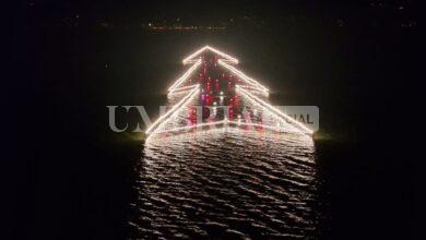 L’Albero di Natale in acqua più grande del mondo è tornato a brillare sul Trasimeno (foto) 8 L’Albero di Natale in acqua più grande del mondo è tornato a brillare sul Trasimeno (foto) 7