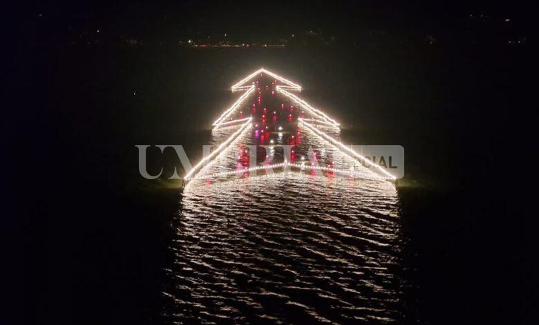 L’Albero di Natale in acqua più grande del mondo è tornato a brillare sul Trasimeno (foto) 1