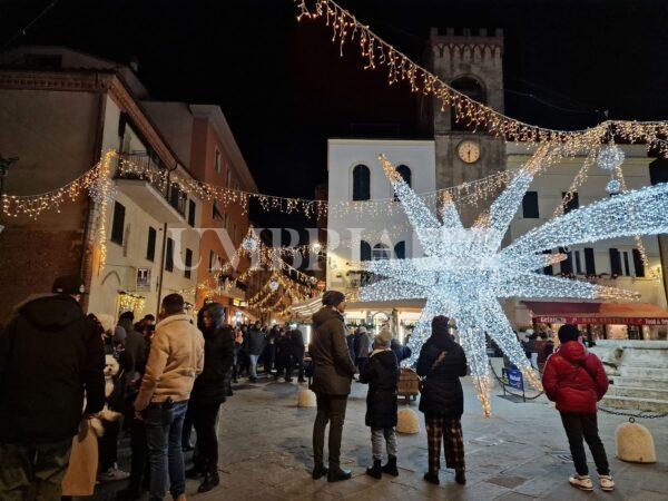 L’Albero di Natale in acqua più grande del mondo è tornato a brillare sul Trasimeno (foto) 5