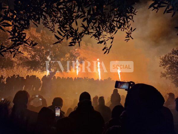 L’Albero di Natale in acqua più grande del mondo è tornato a brillare sul Trasimeno (foto) 7