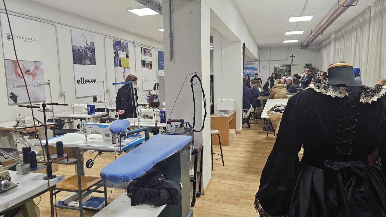 All’Istituto Professionale “Orfini” di Foligno inaugurato il nuovo laboratorio confezioni (foto) 3
