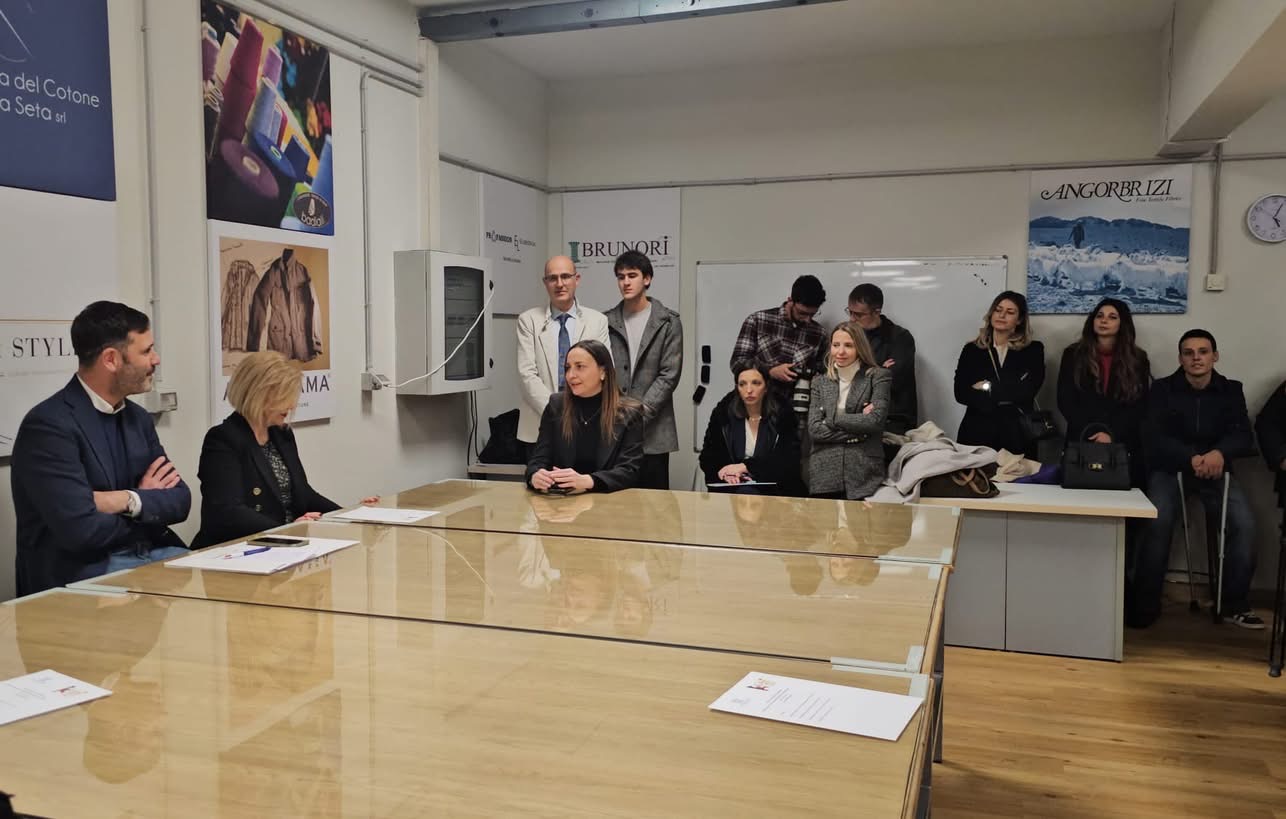 All’Istituto Professionale “Orfini” di Foligno inaugurato il nuovo laboratorio confezioni (foto) 17