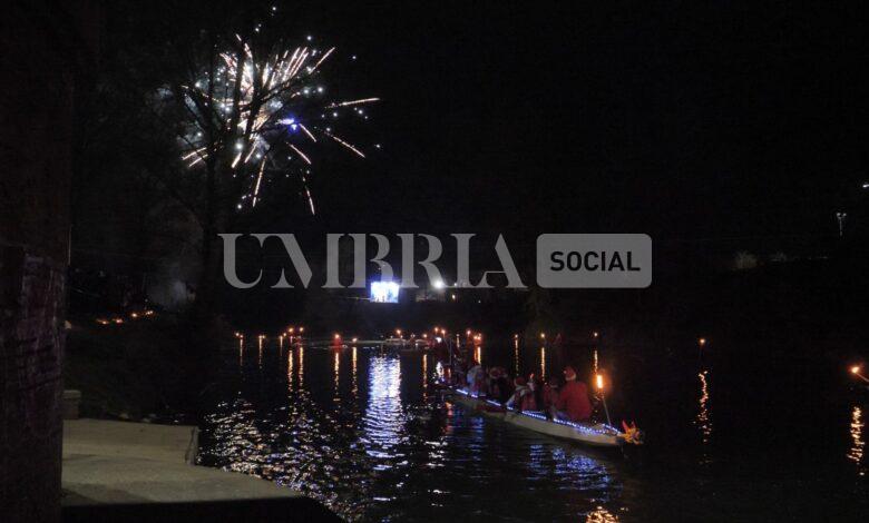 A Città di Castello si rinnova il 25 dicembre Babbo Natale in canoa sul Tevere 2 A Città di Castello si rinnova il 25 dicembre Babbo Natale in canoa sul Tevere 1