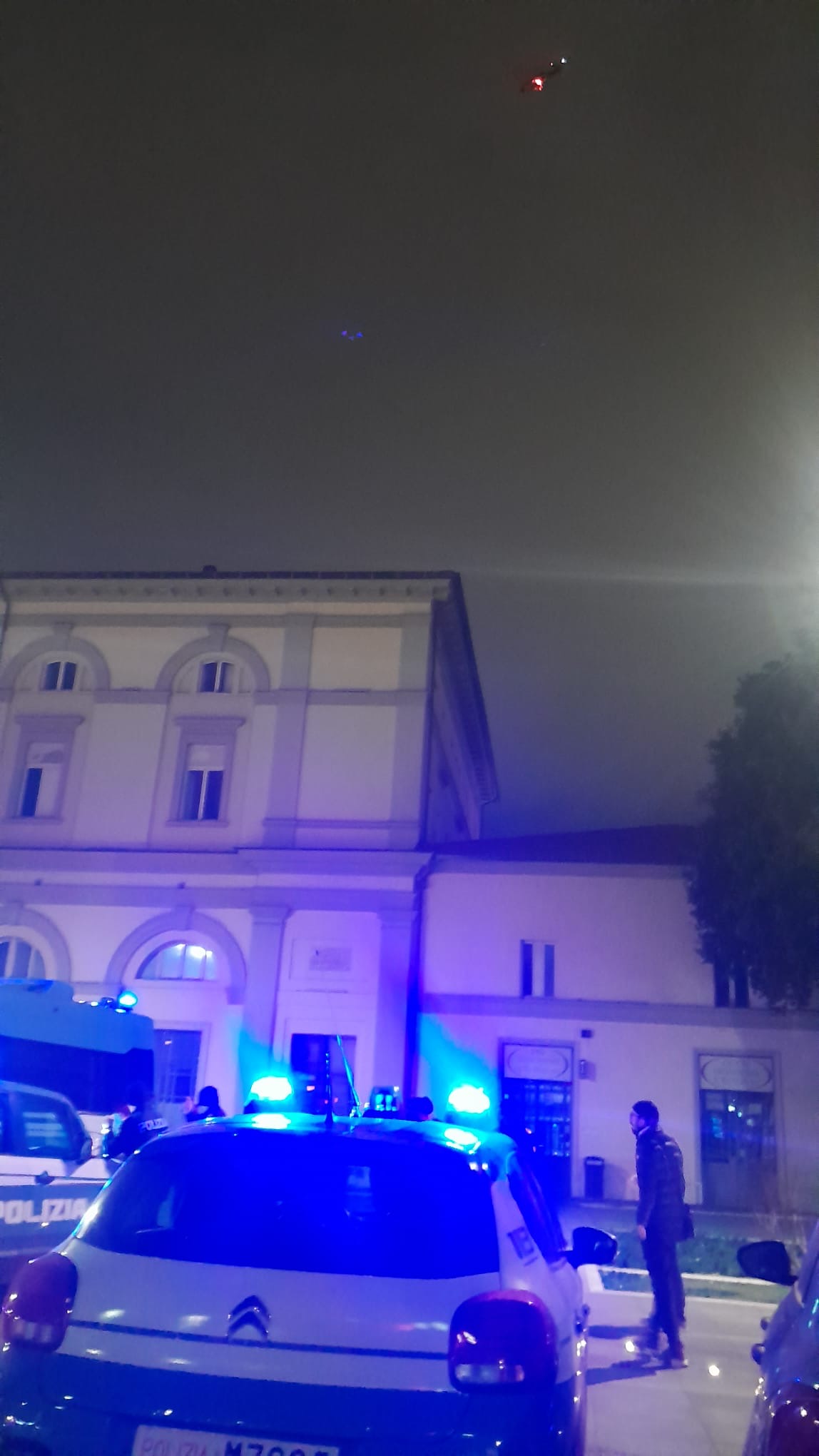 Maxi operazione delle forze dell’ordine a Perugia Fontivegge, coinvolto anche un elicottero 10 Maxi operazione delle forze dell’ordine a Perugia Fontivegge, coinvolto anche un elicottero 9