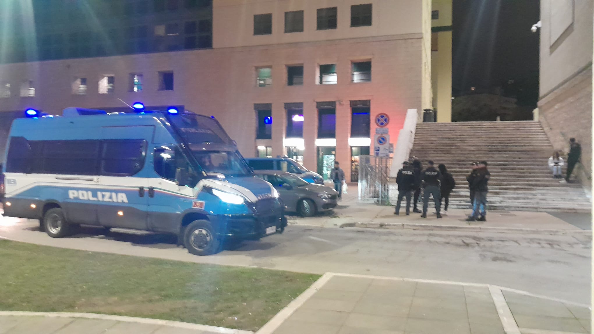 Maxi operazione delle forze dell’ordine a Perugia Fontivegge, coinvolto anche un elicottero 12 Maxi operazione delle forze dell’ordine a Perugia Fontivegge, coinvolto anche un elicottero 11