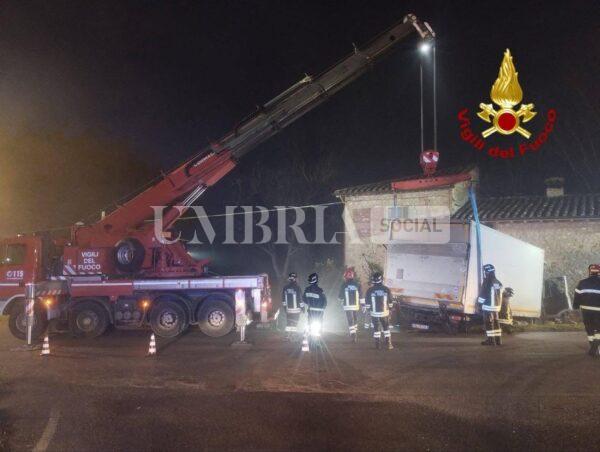 Camion contro un’abitazione a Perugia, abitanti intrappolati (foto) 3