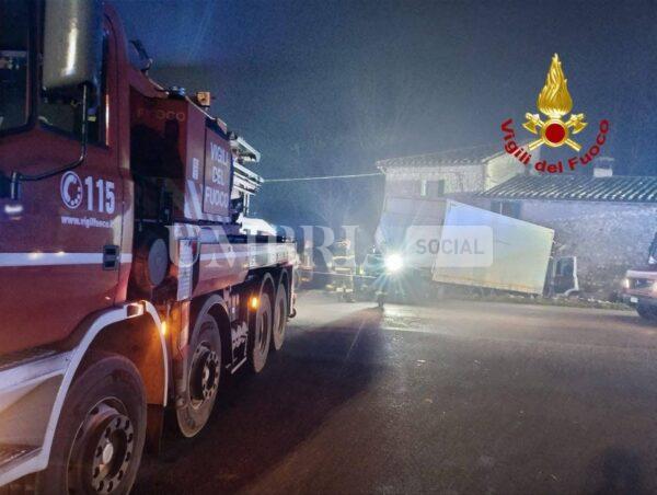 Camion contro un’abitazione a Perugia, abitanti intrappolati (foto) 5