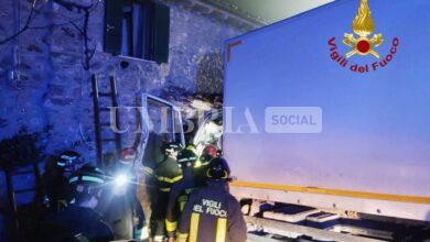 Camion contro un’abitazione a Perugia, abitanti intrappolati (foto) 10 Camion contro un’abitazione a Perugia, abitanti intrappolati (foto) 9