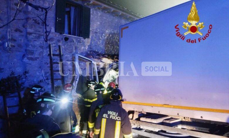 Camion contro un’abitazione a Perugia, abitanti intrappolati (foto) 2 Camion contro un’abitazione a Perugia, abitanti intrappolati (foto) 1