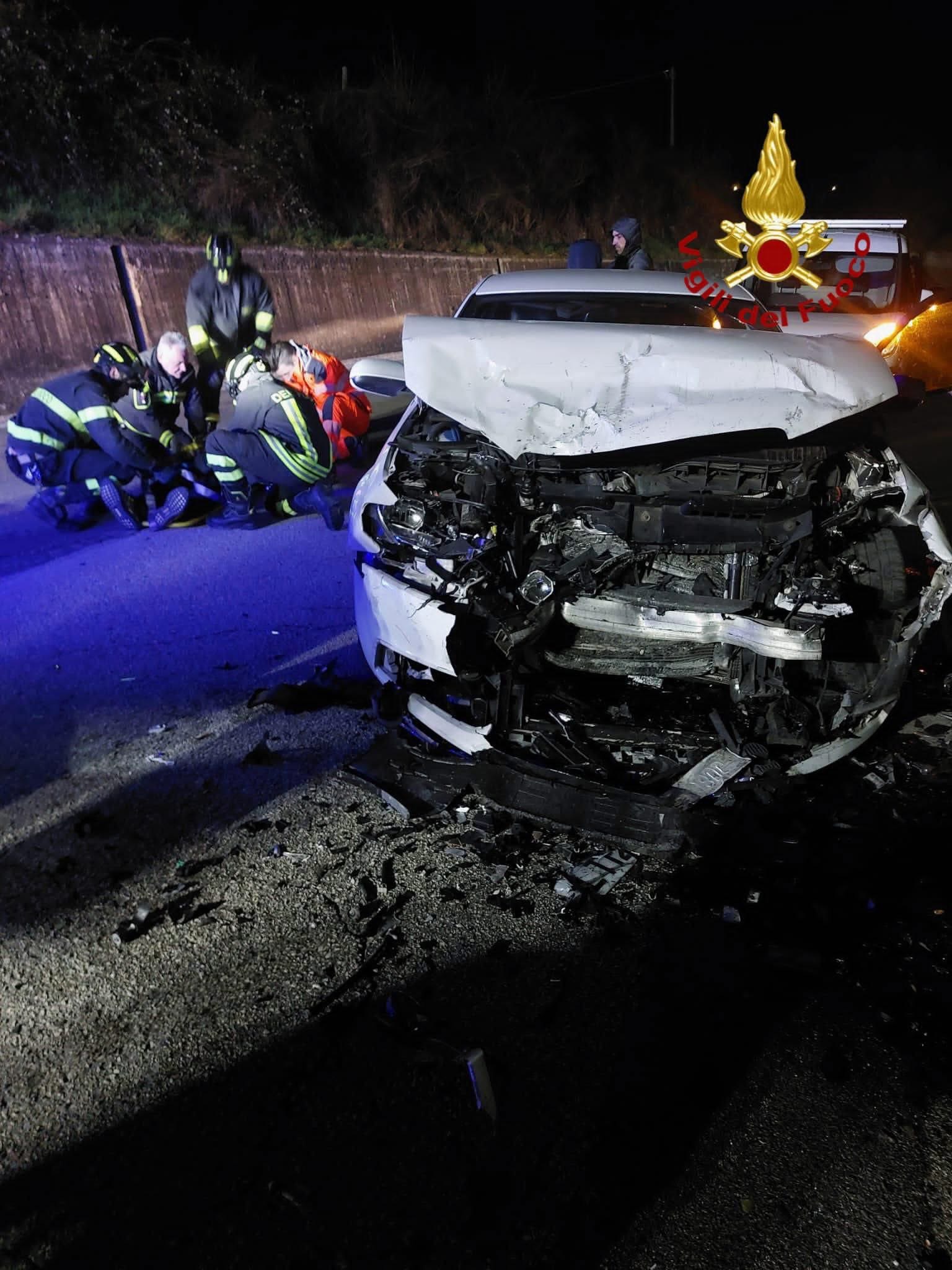 Incidente frontale a Nocera Umbra nella notte: in due in ospedale (foto) 5