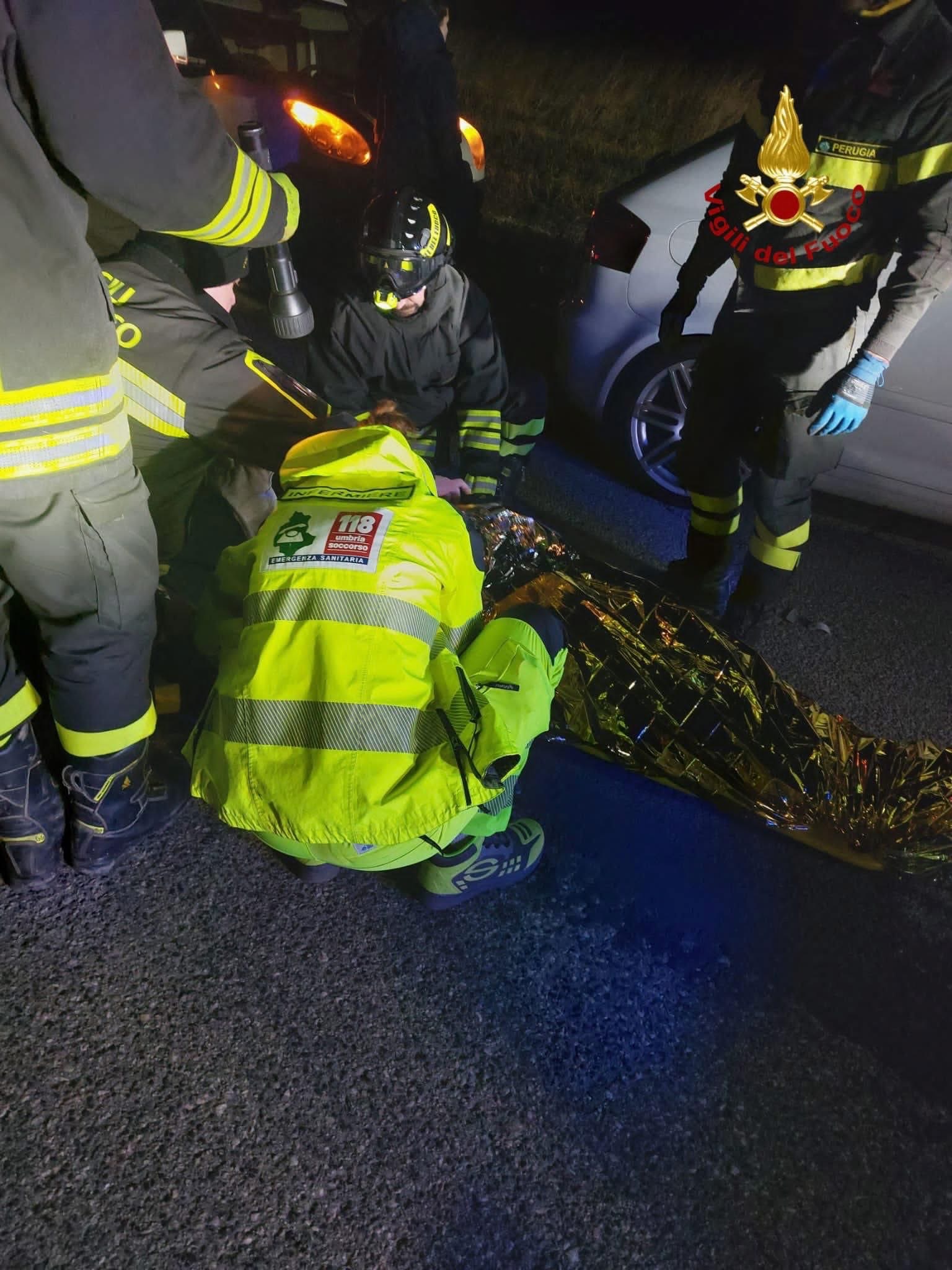 Incidente frontale a Nocera Umbra nella notte: in due in ospedale (foto) 7