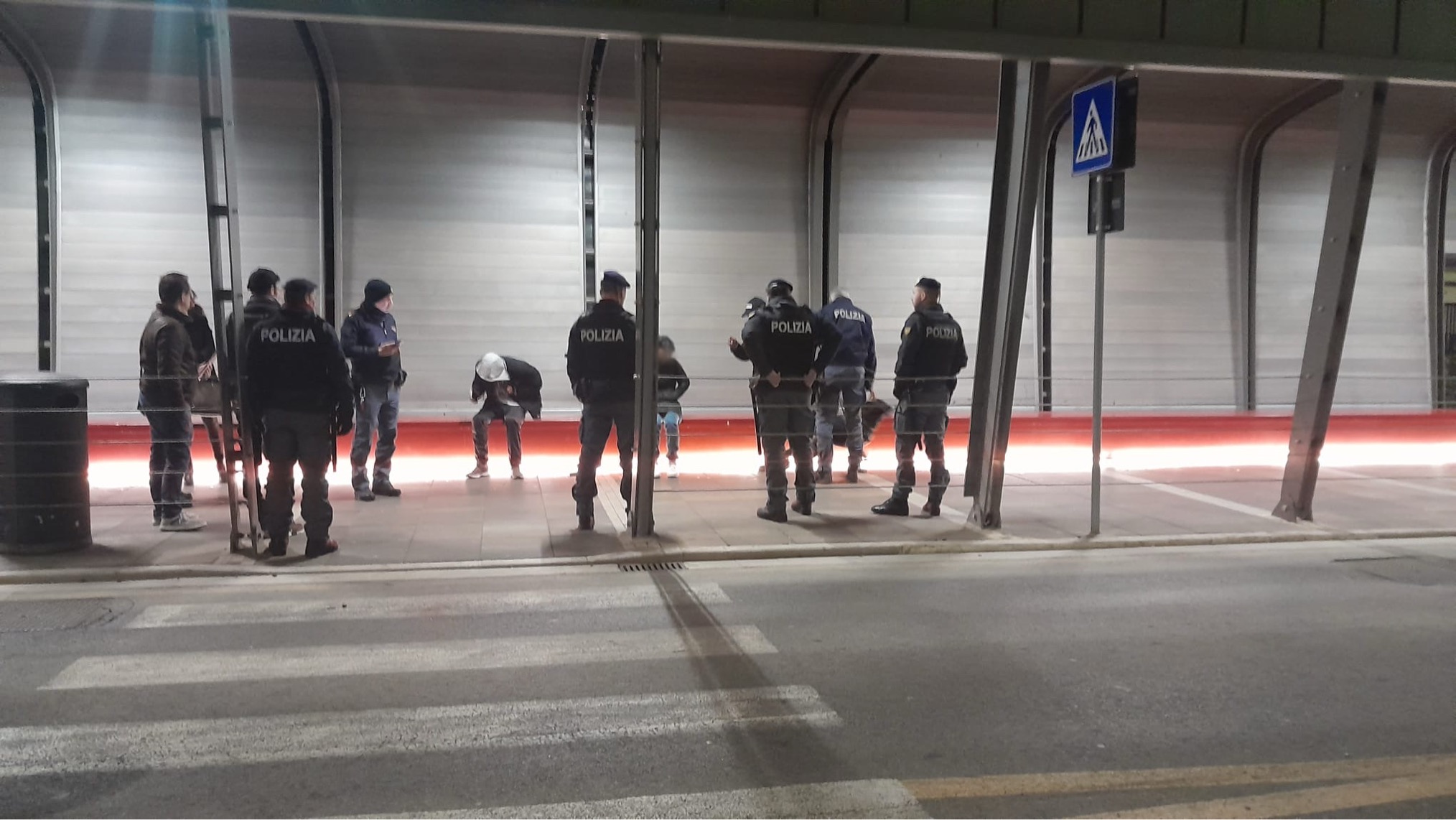 Maxi operazione delle forze dell’ordine a Perugia Fontivegge, coinvolto anche un elicottero 14 Maxi operazione delle forze dell’ordine a Perugia Fontivegge, coinvolto anche un elicottero 13