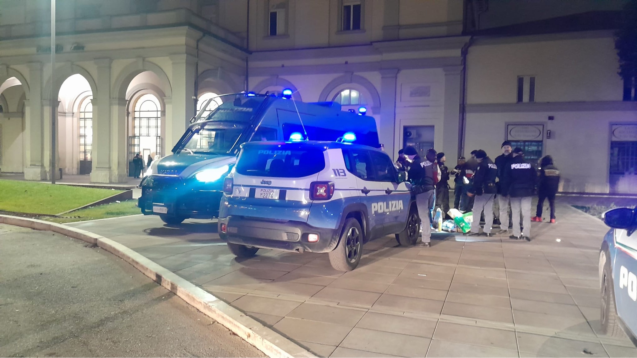 Maxi operazione delle forze dell’ordine a Perugia Fontivegge, coinvolto anche un elicottero 16 Maxi operazione delle forze dell’ordine a Perugia Fontivegge, coinvolto anche un elicottero 15