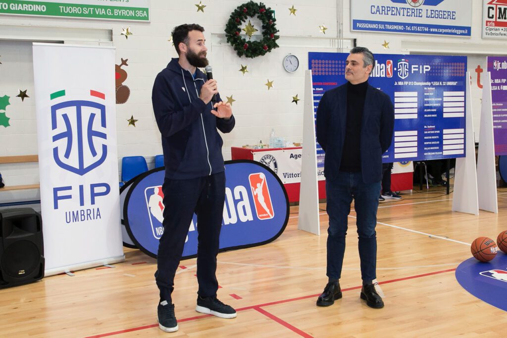 Via alla stagione Jr. NBA FIP: pure in Umbria il Draft Under 13, con l’abbinamento delle società della regione alle squadre della NBA 14 Via alla stagione Jr. NBA FIP: pure in Umbria il Draft Under 13, con l’abbinamento delle società della regione alle squadre della NBA 13