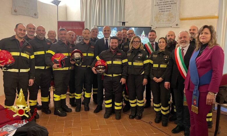 Vigili del fuoco, elmo rosso a dieci nuovi capisquadra volontari: le foto 2 Vigili del fuoco, elmo rosso a dieci nuovi capisquadra volontari: le foto 1
