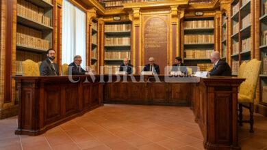 L’Università degli Studi di Perugia conferisce un attestato di benemerenza in memoria di Nico Dolfi 14 L’Università degli Studi di Perugia conferisce un attestato di benemerenza in memoria di Nico Dolfi 13