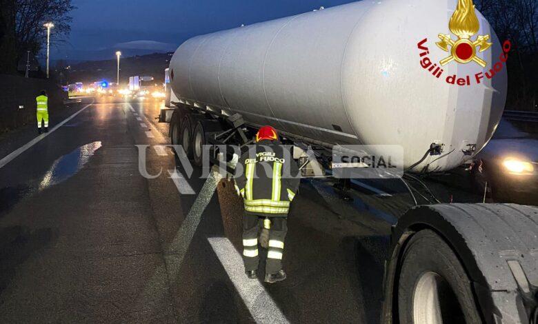 Si stacca cisterna di GPL da motrice di un tir, ore di disagi sul raccordo 2 Si stacca cisterna di GPL da motrice di un tir, ore di disagi sul raccordo 1