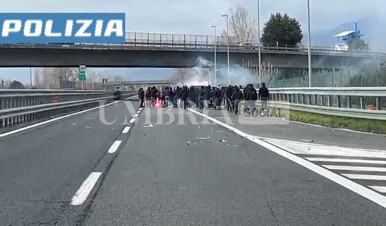 Violenti scontri tra tifosi di Perugia e Lucchese: c’è anche un arresto 2 Violenti scontri tra tifosi di Perugia e Lucchese: c’è anche un arresto 1
