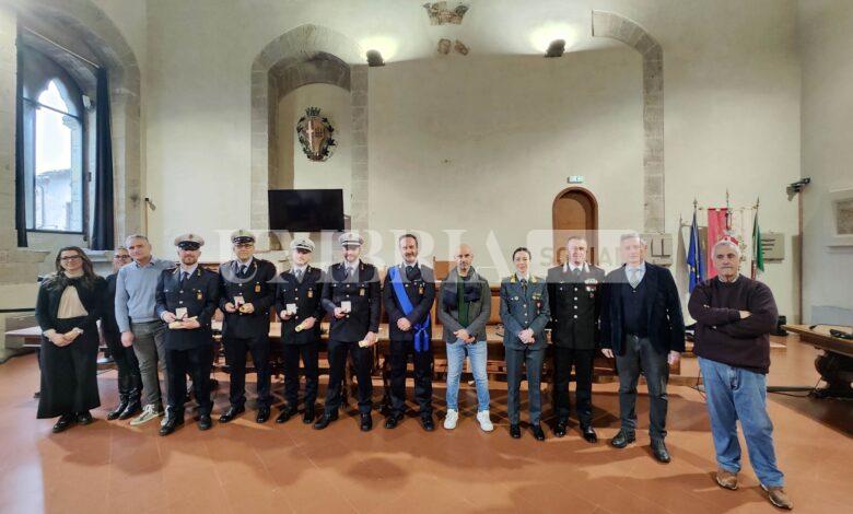 Eroismo e dedizione: encomi solenni per quattro agenti della Polizia Locale di Città di Castello 2 Eroismo e dedizione: encomi solenni per quattro agenti della Polizia Locale di Città di Castello 1