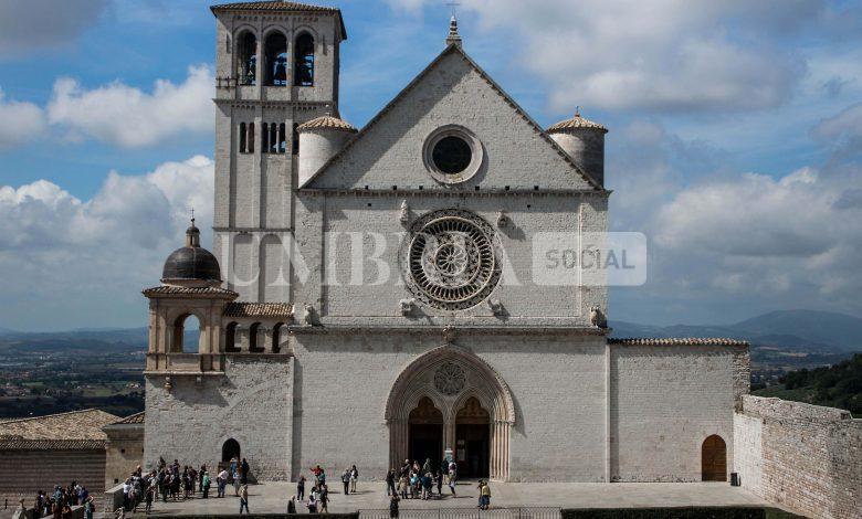Basilica di San Francesco: il Maestro Uto Ughi si esibisce alla presenza del Ministro Valditara e di 500 studenti 2 Basilica di San Francesco: il Maestro Uto Ughi si esibisce alla presenza del Ministro Valditara e di 500 studenti 1