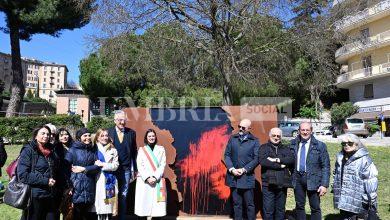 A piazzale Europa la statua "La grande ferita" per non dimenticare la pandemia e le sue vittime 18 A piazzale Europa la statua "La grande ferita" per non dimenticare la pandemia e le sue vittime 17