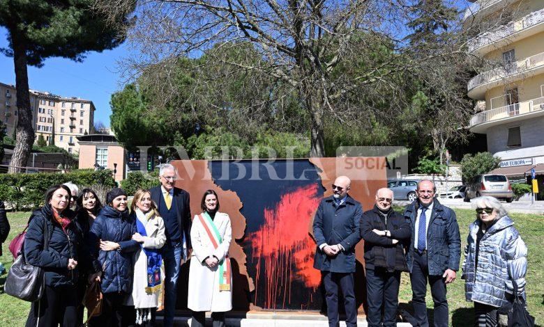 A piazzale Europa la statua "La grande ferita" per non dimenticare la pandemia e le sue vittime 2 A piazzale Europa la statua "La grande ferita" per non dimenticare la pandemia e le sue vittime 1
