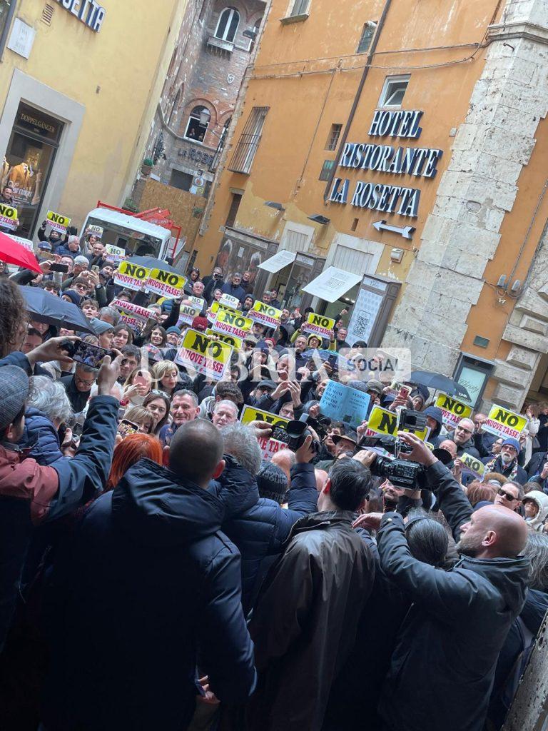 Centrodestra in piazza per dire no all'aumento delle tasse. E intanto il deficit sanità 'scende' a 73 milioni (foto) 3