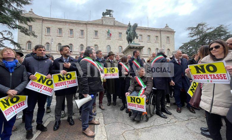 Centrodestra in piazza per dire no all'aumento delle tasse. E intanto il deficit sanità 'scende' a 73 milioni (foto) 2 Centrodestra in piazza per dire no all'aumento delle tasse. E intanto il deficit sanità 'scende' a 73 milioni (foto) 1