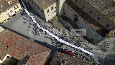 A Città di Castello la più lunga eco-bandiera della pace del mondo dedicata a Papa Francesco e al Presidente Mattarella 20 A Città di Castello la più lunga eco-bandiera della pace del mondo dedicata a Papa Francesco e al Presidente Mattarella 19