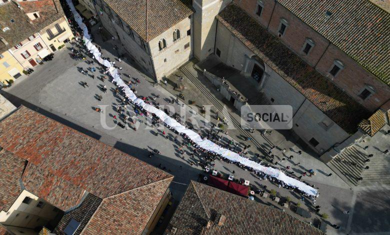 A Città di Castello la più lunga eco-bandiera della pace del mondo dedicata a Papa Francesco e al Presidente Mattarella 2 A Città di Castello la più lunga eco-bandiera della pace del mondo dedicata a Papa Francesco e al Presidente Mattarella 1
