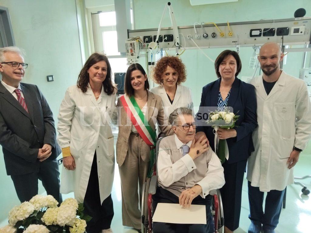 Fiori d’arancio all’Ospedale di Perugia: Alessandro e Maria Grazia sposi tra emozione e amore 4 Fiori d’arancio all’Ospedale di Perugia: Alessandro e Maria Grazia sposi tra emozione e amore 3