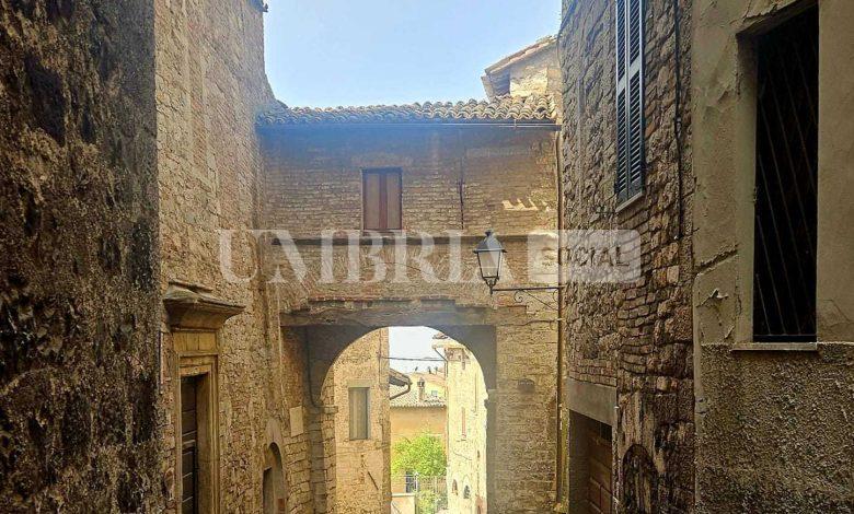 Todi, stretta sull’abusivismo turistico: scatta un nuovo sequestro in centro storico 2 Todi, stretta sull’abusivismo turistico: scatta un nuovo sequestro in centro storico 1