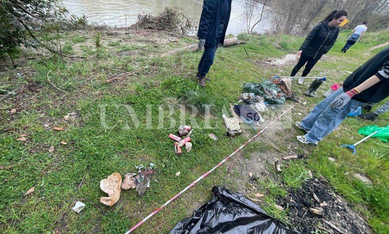 Anche a Perugia la 35°edizione di Spiagge e Fondali puliti, volontari al lavoro sulle sponde del Tevere 2 Anche a Perugia la 35°edizione di Spiagge e Fondali puliti, volontari al lavoro sulle sponde del Tevere 1