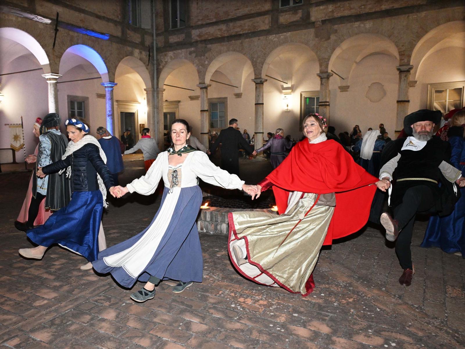 Perugia1416, successo per il Convivium Perisinum nella splendida cornice del Chiostro delle Stelle (foto) 34 Perugia1416, successo per il Convivium Perisinum nella splendida cornice del Chiostro delle Stelle (foto) 33