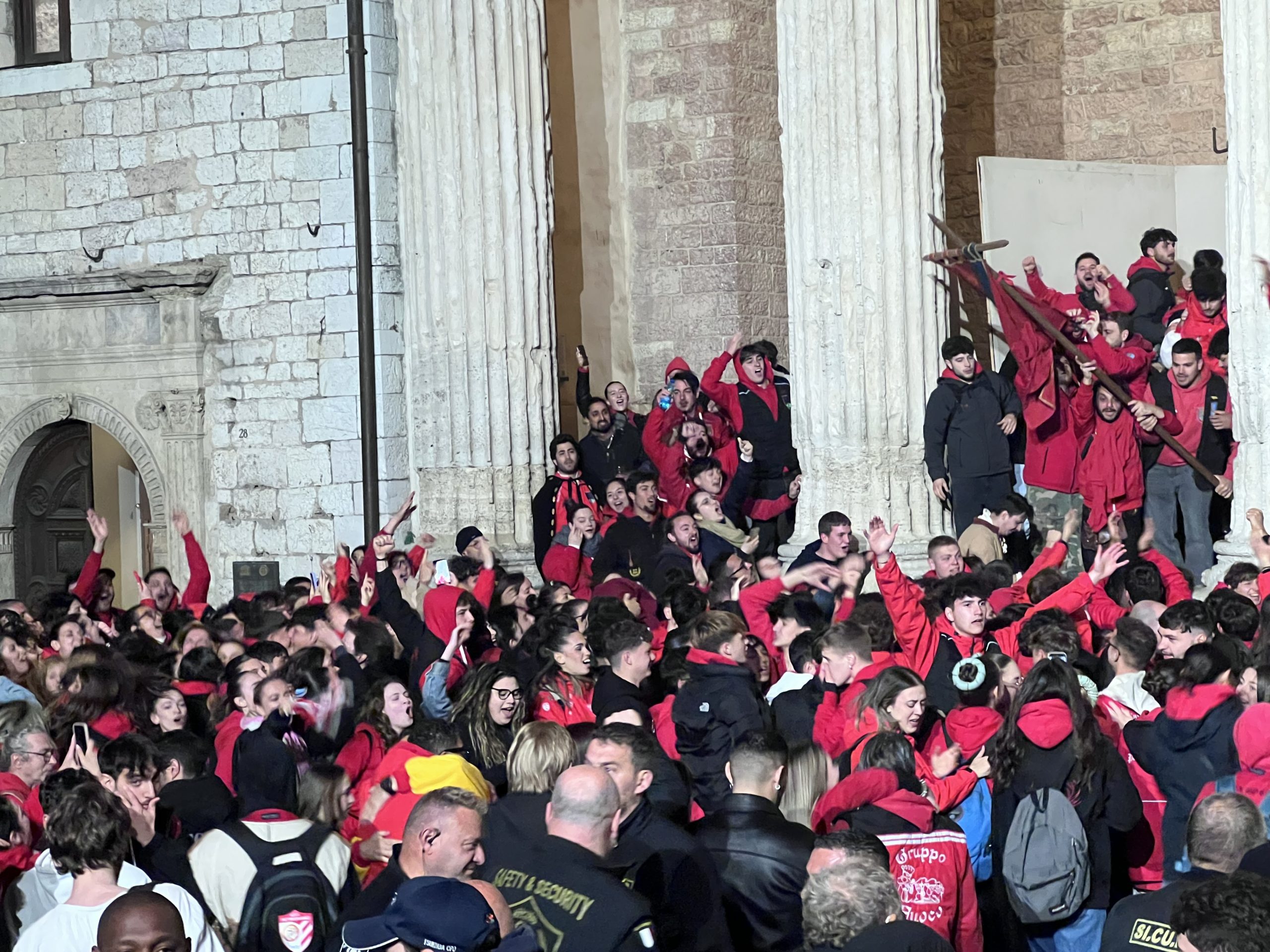 La Magnifica Parte de Sotto vince l'edizione 2025 del Calendimaggio di Assisi (foto) 13