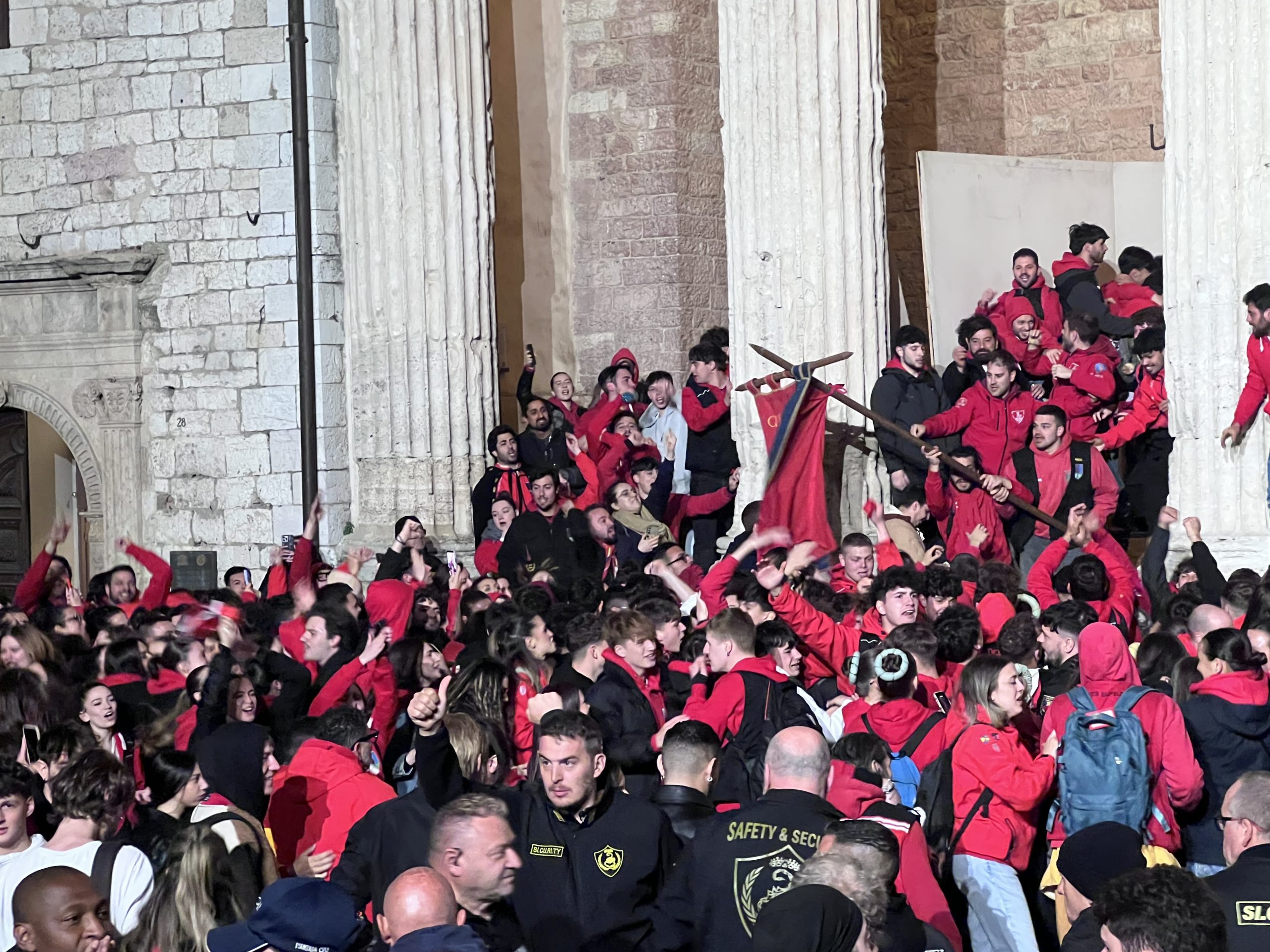 La Magnifica Parte de Sotto vince l'edizione 2025 del Calendimaggio di Assisi (foto) 17